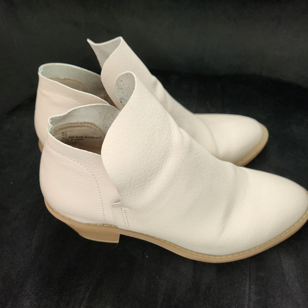 ❤️ 3 For 15 Universal Threads cream color ankle boots (booties) size - Picture 2 of 6